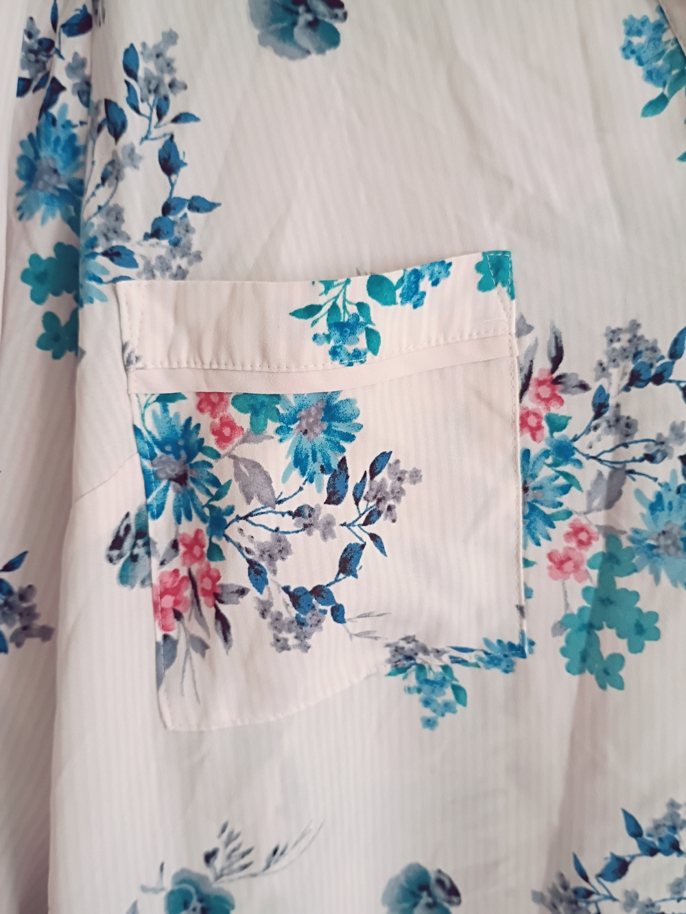 Candie's Size 3x Cream Button-Down Floral Shirt with Teal and Pink Accents - Picture 6 of 13